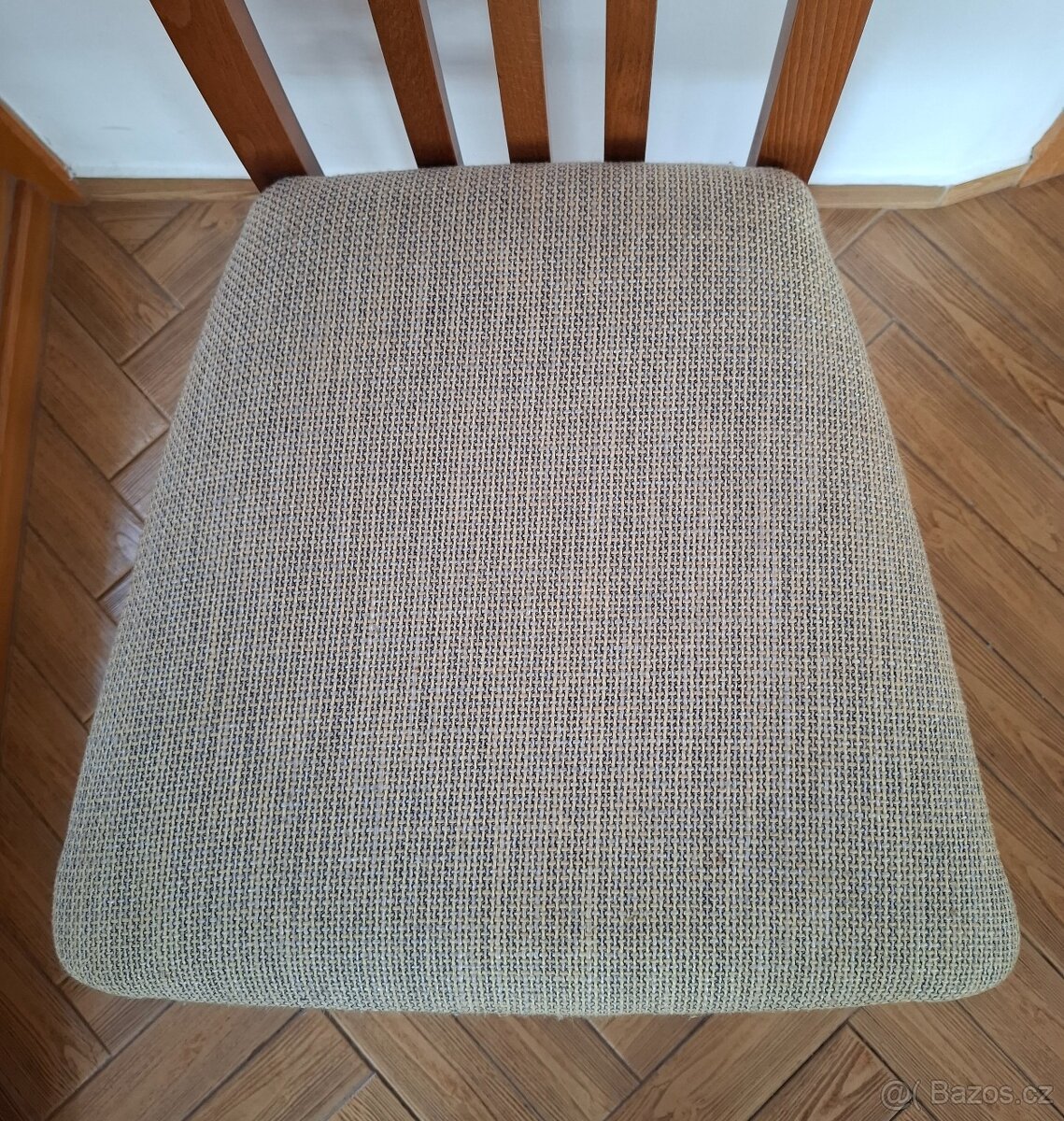 Prodám jídelní kulatý stůl, průměr 90 cm + 4 židle, velmi pě - 5