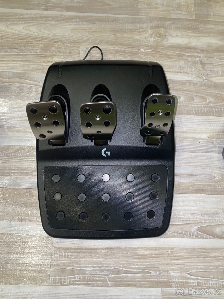 Herní volant Logitech G923 pro PC / PS5 / PS4 - 5
