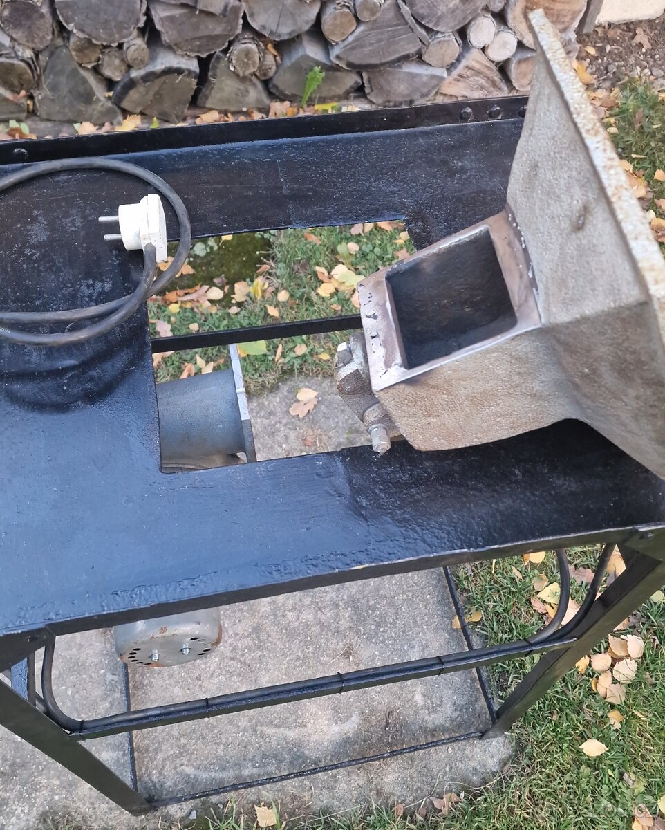 Prodám lehkou polní výheň na 220V s regulací otáček - 5