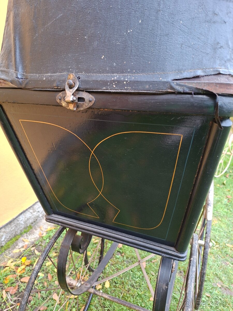 Starožitný kočárek pro miminko č. 633 - 5