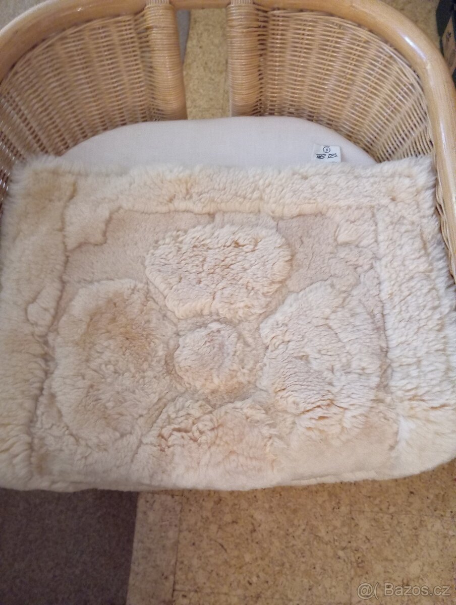 Prodám proutěné křesílko s úložným prostorem a kožešinou - 5