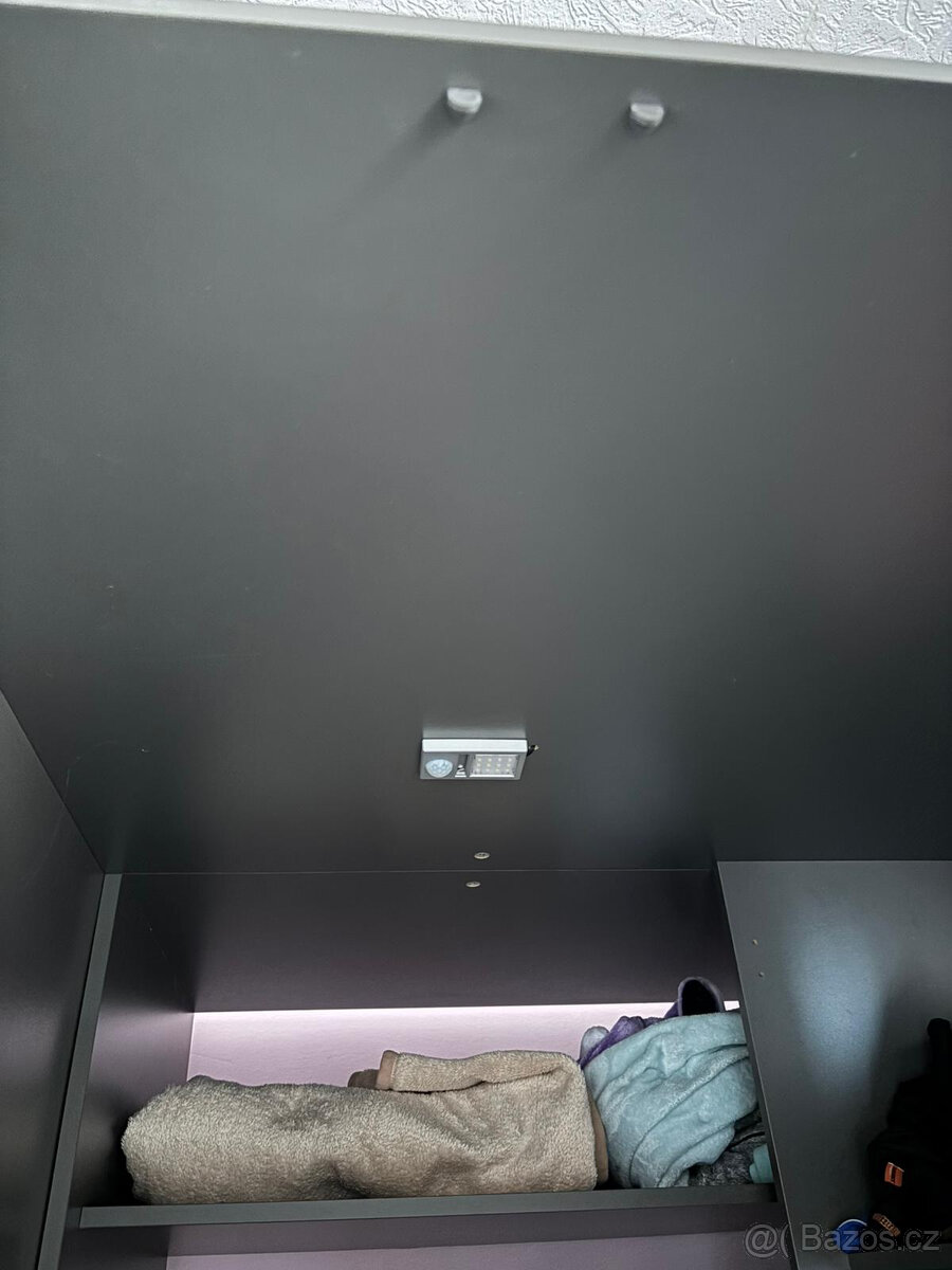 Šatní skříň se vstupem - 5