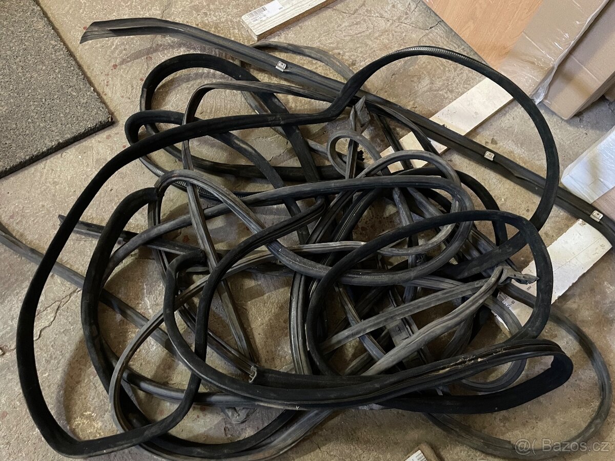 Mechanické díly Mercedes W124 (cena za vše) - 5