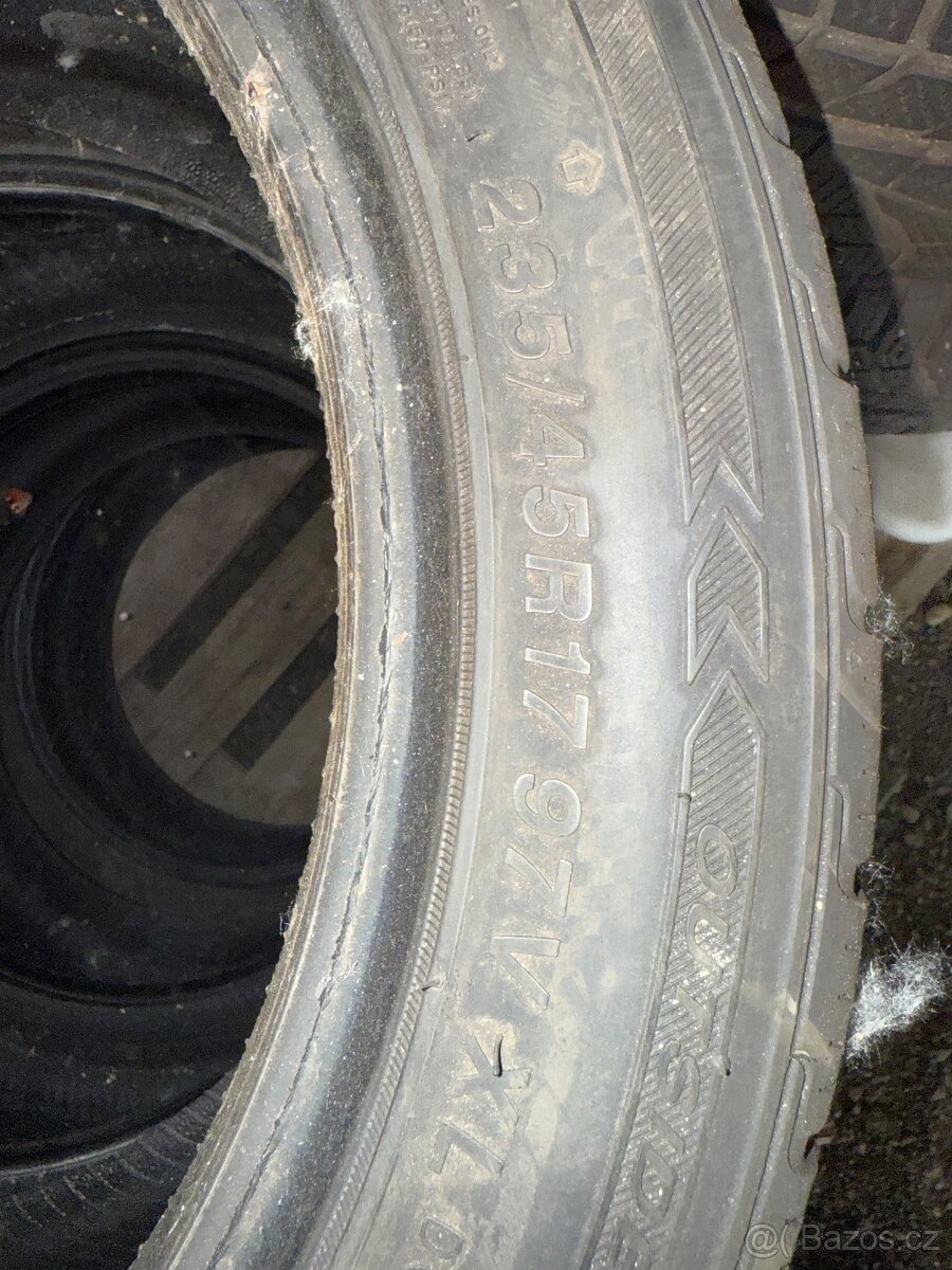 Prodám zimní pneu 235/45/17 do 2022 4mm - 5