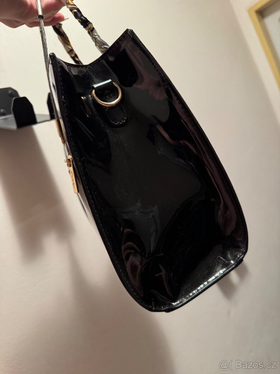 Dámská lesklá kabelka Gessy - 5