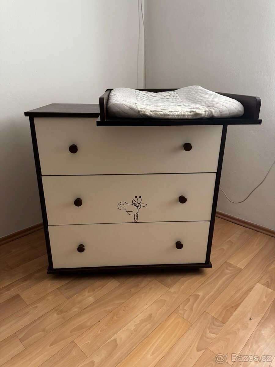 Přebalovací pult a postýlka Klupš Safari, ořech - bílá - 5