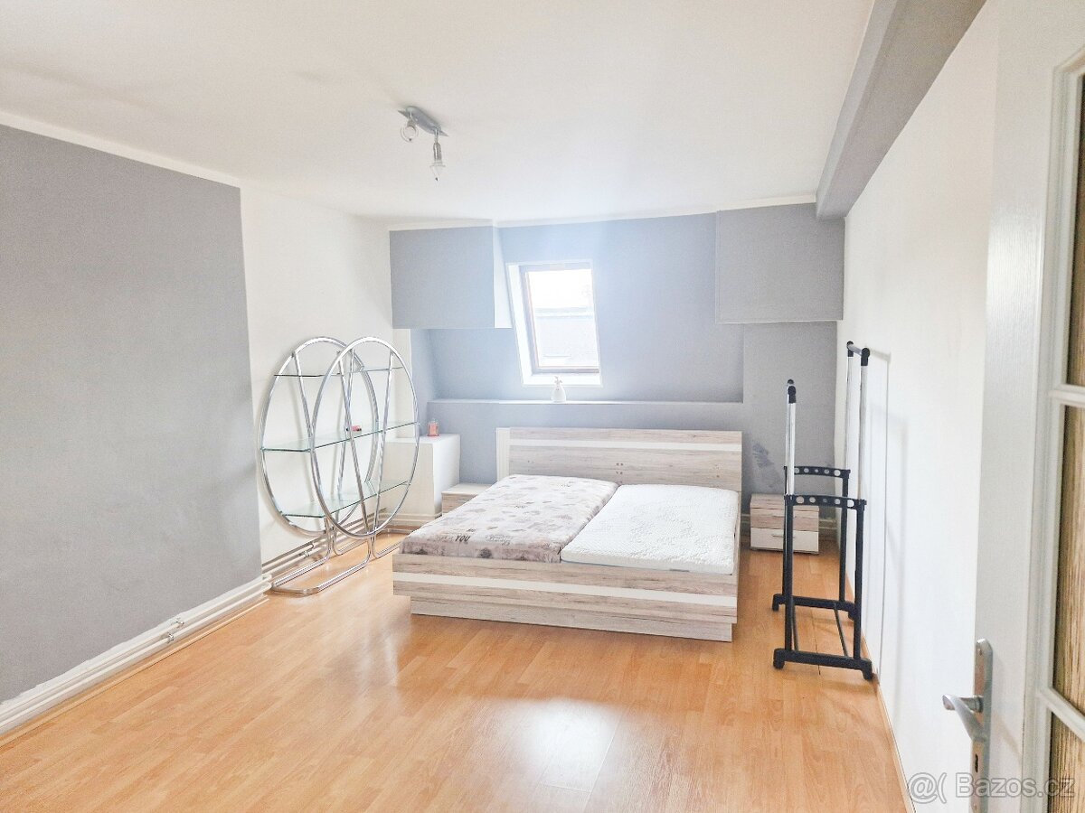 Pronájem prostorného podkrovního bytu 5+1, 171 m² – Krupská - 5
