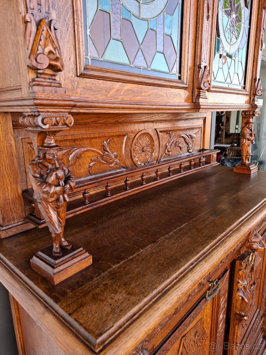 Starožitný vyřezávaný příborník s vitráží - 5