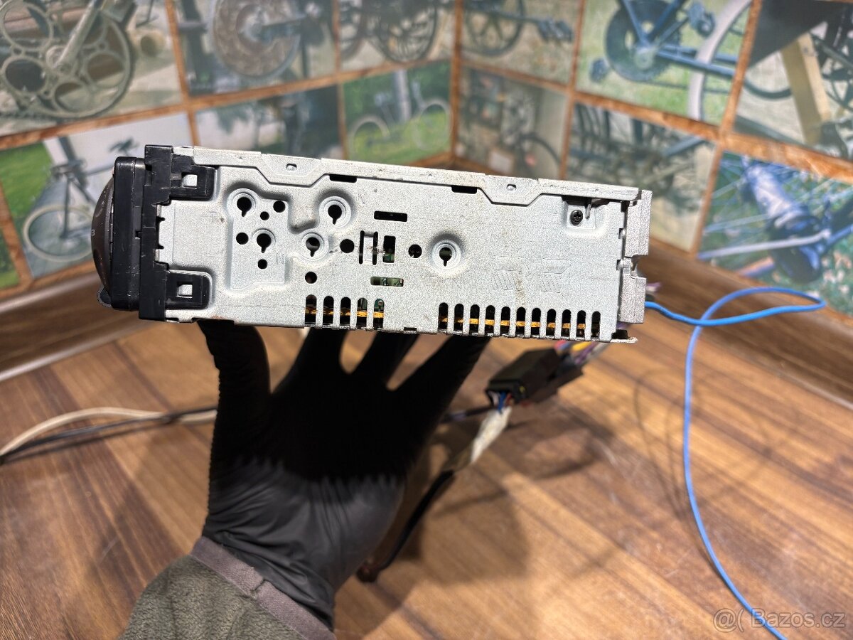 SONY CDX-R3000–červené podsvícení, Tuning dvířka pro CD. - 5