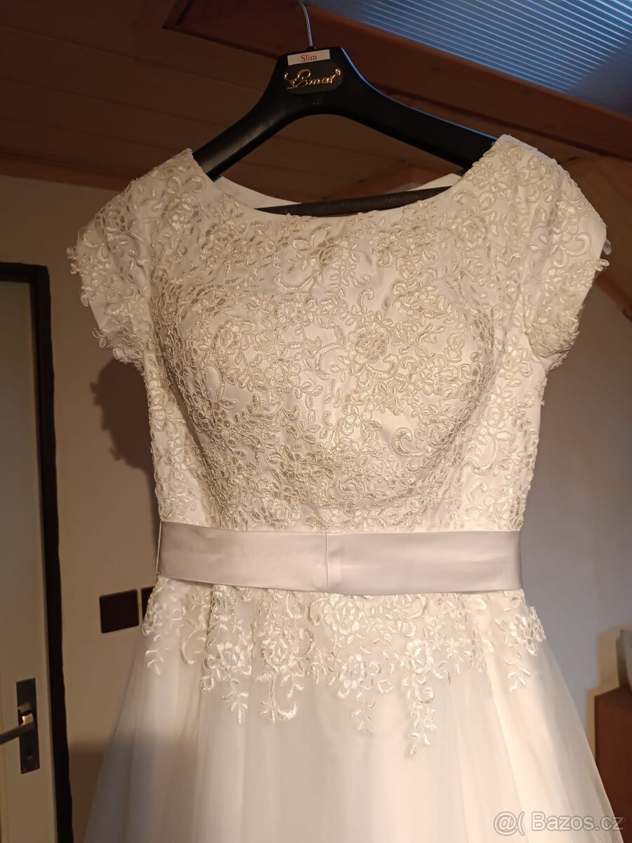 Krajkové svatební šaty - 5