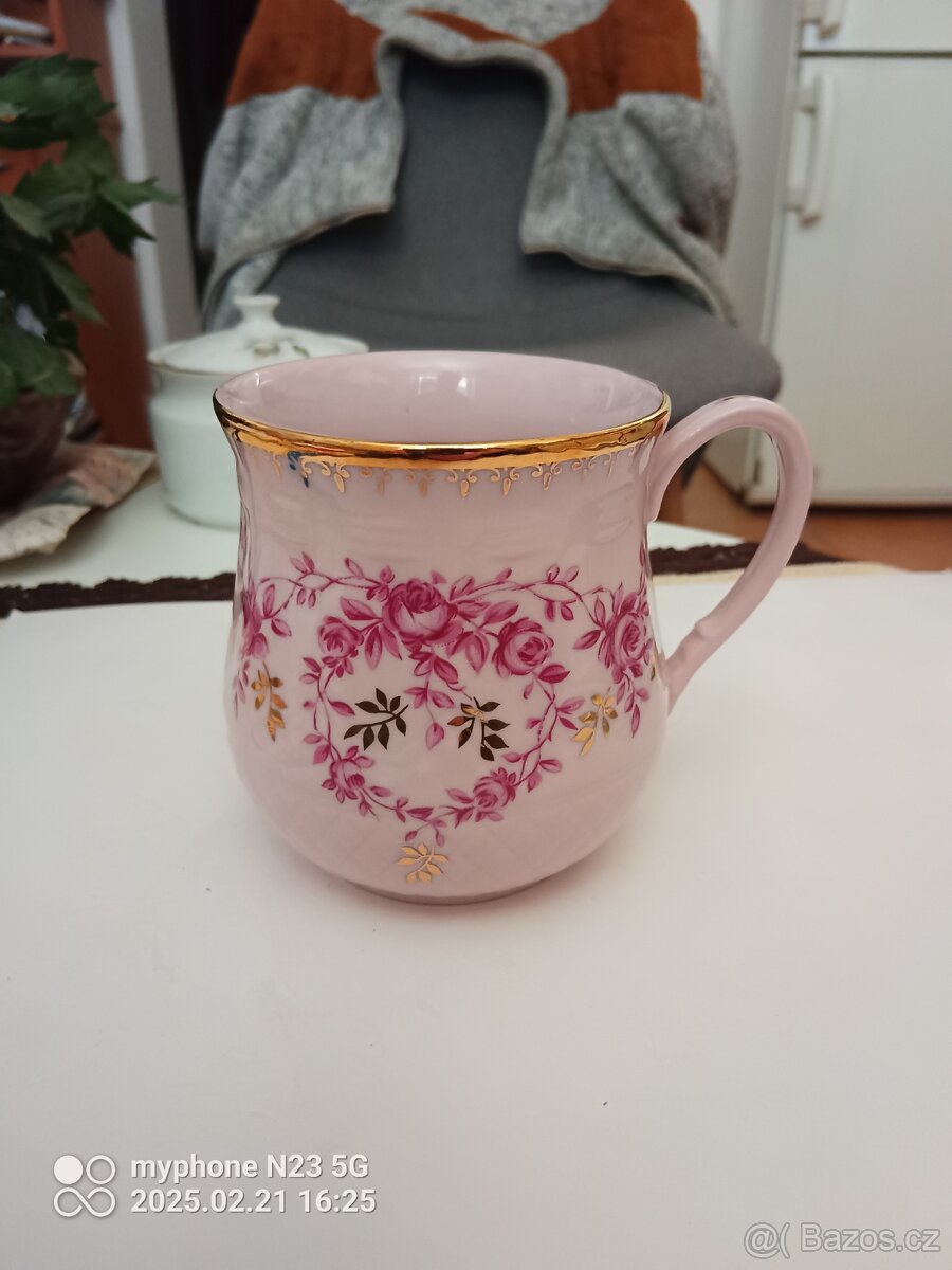 Retro růžové hrnky malovane buclaky - 5