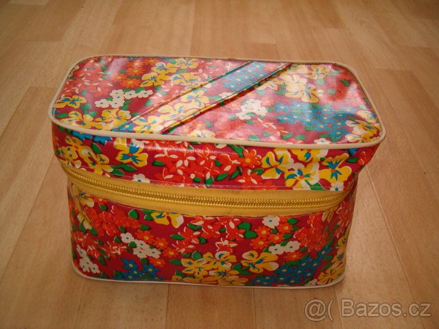 Retro pásek, natáčky, brýle, voňavka, mýdla, taštička - 5