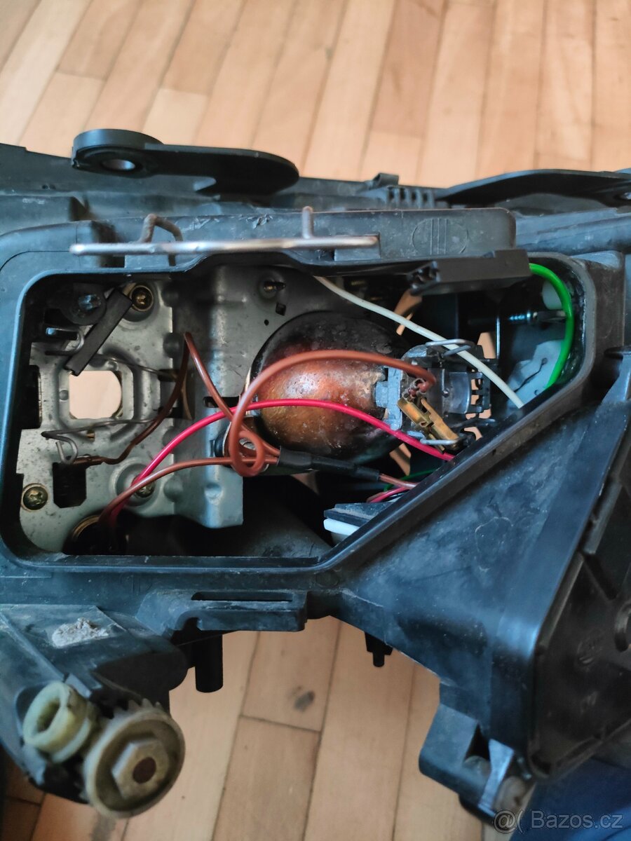 Přední pravý xenonový světlomet na Škoda Superb 1 - 5