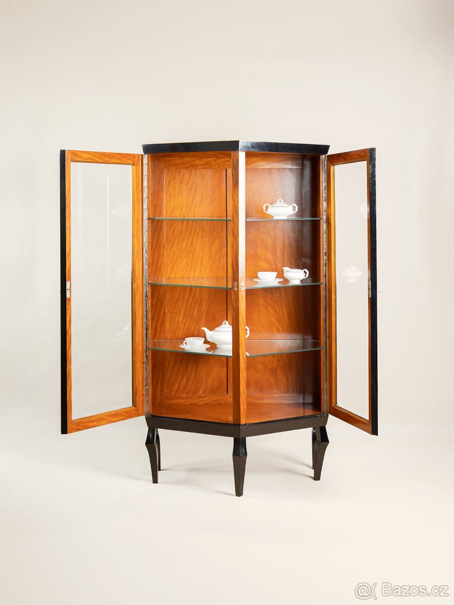 KUBISTICKÁ VITRÍNA ROHOVÁ - 5