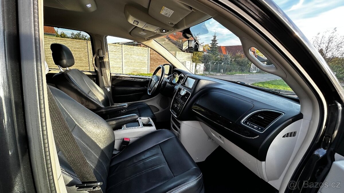 Chrysler Town & Country - 5