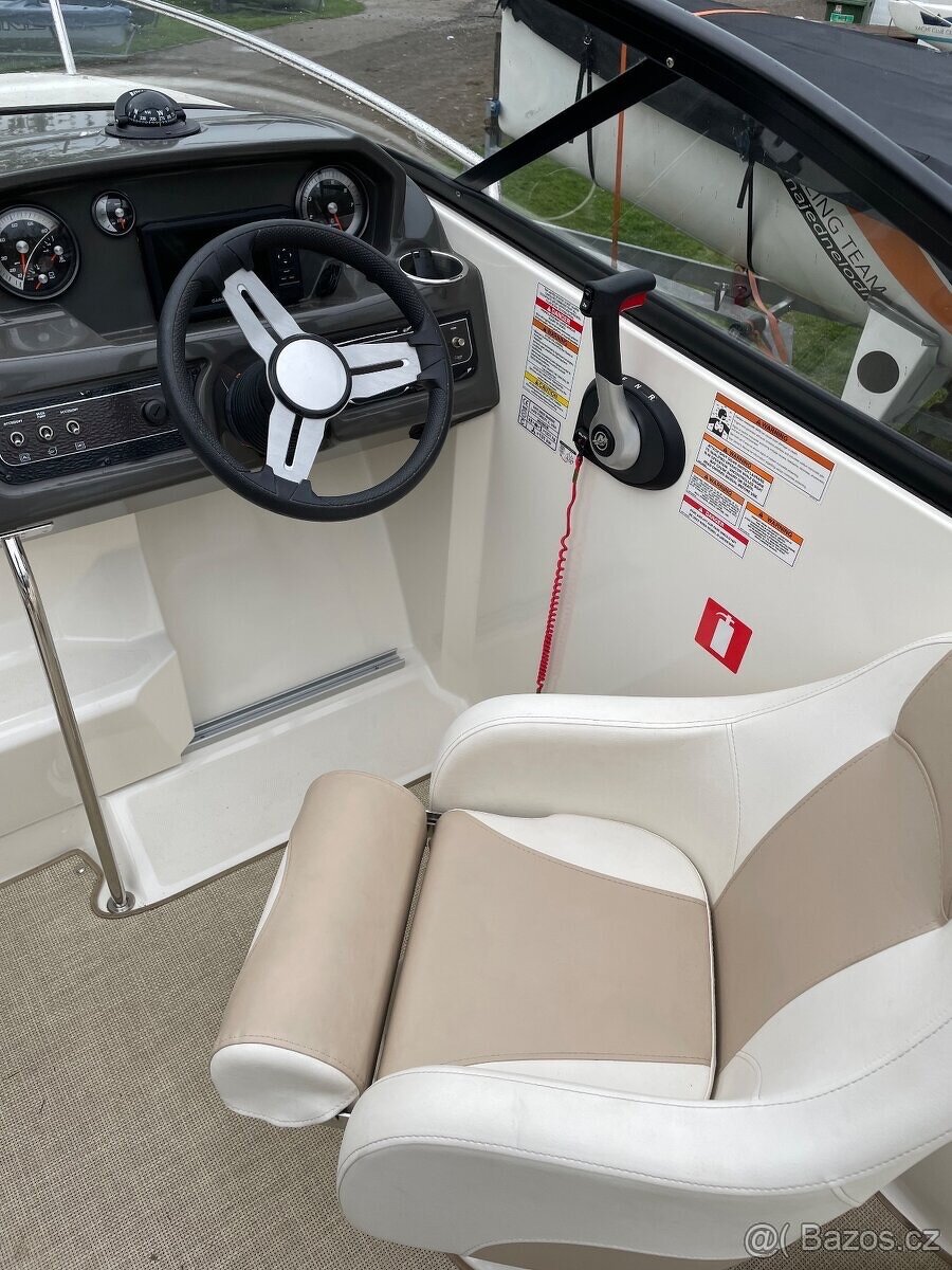 Kajutová loď Bayliner VR5 CUDDY - 5