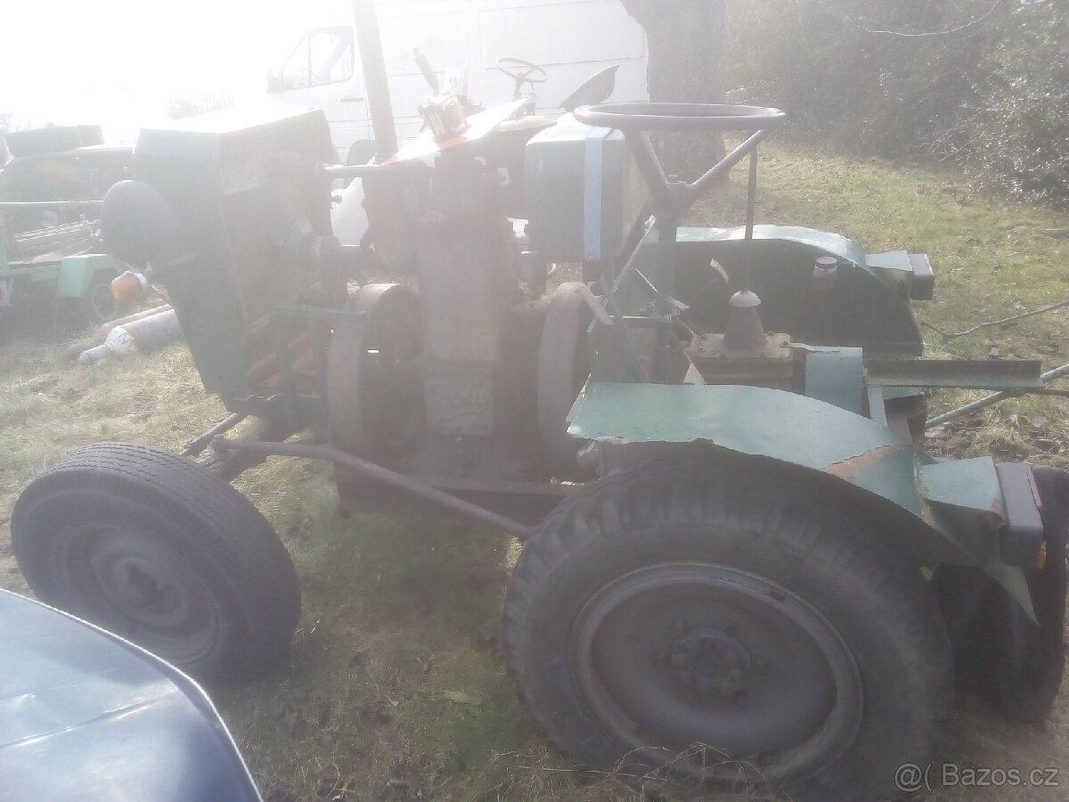 TRAKTOR DĚLANÝ S MOTOREM TRIUMPH VELMI ZAJÍMAVÝ - 5