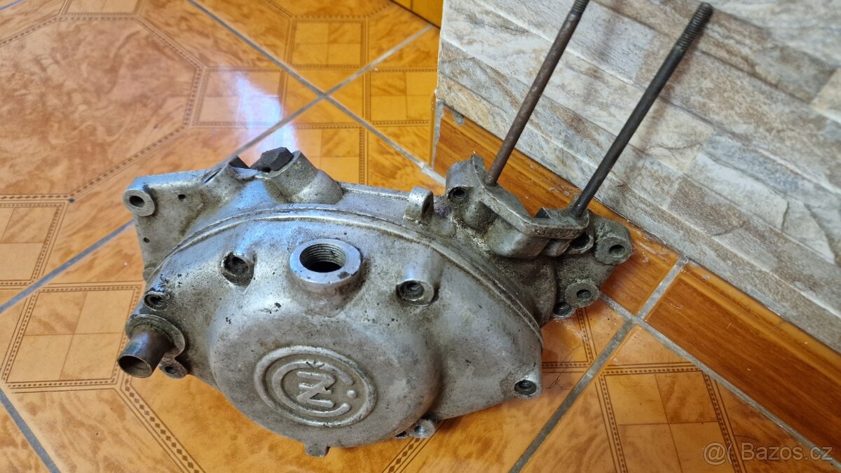 Víko a karter motoru na ČŽ 98 - 5