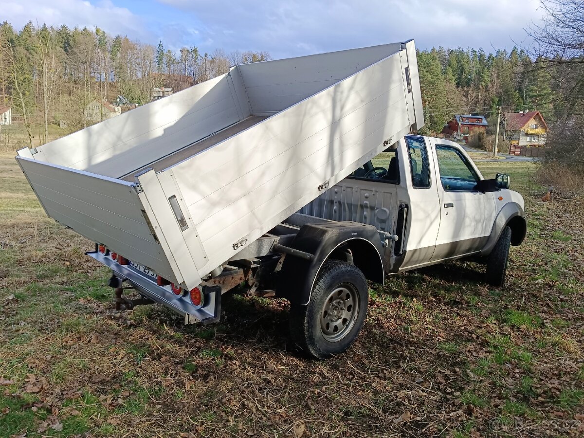 Nissan Navara NP 300 sklápěč třístranný 2011
