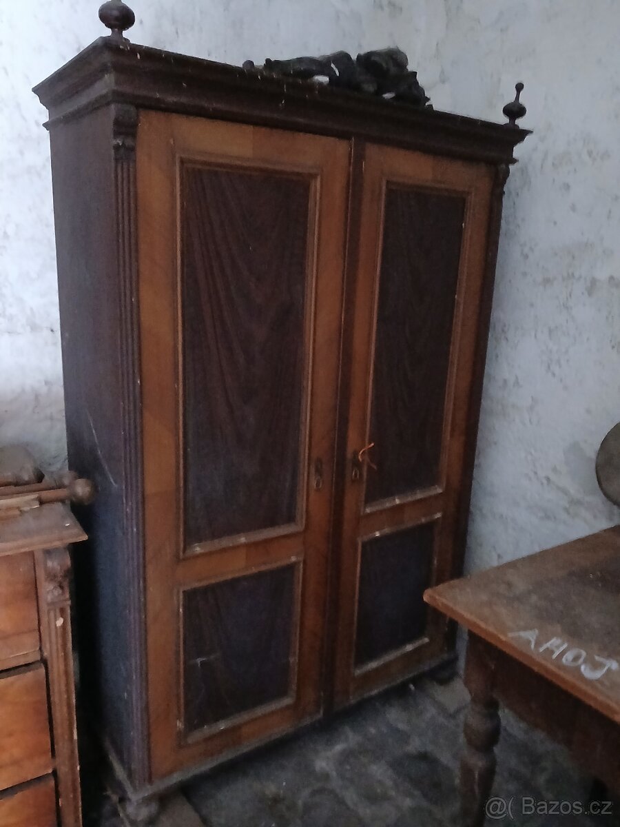 Staré skříně, vitríny... - 5