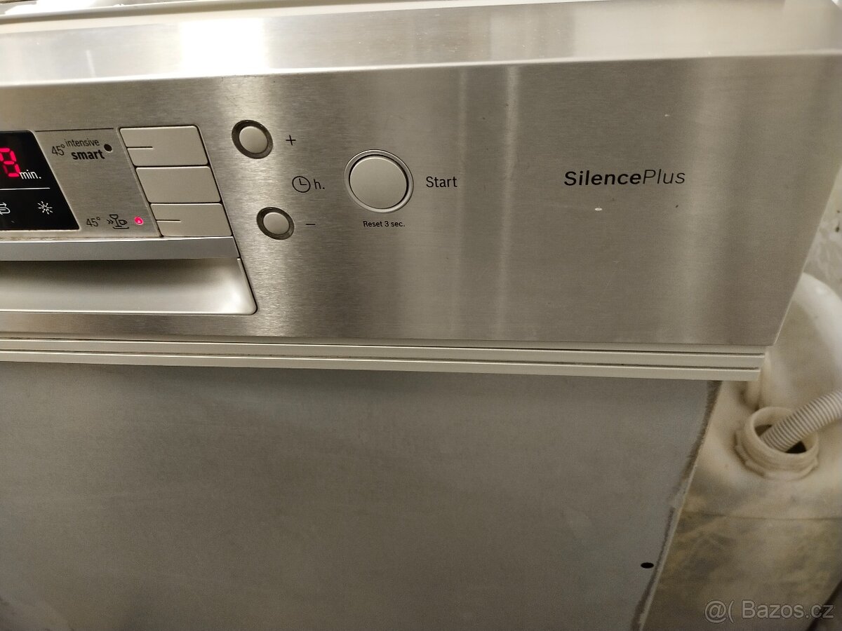 Prodám vestavnou myčku Bosch 60 cm Dovezu - 5