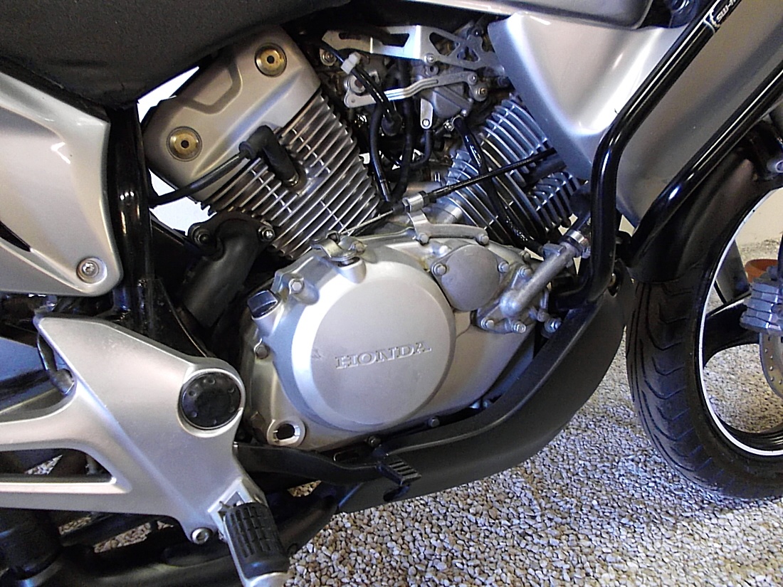 Honda XL 125 Varadero Kufr, 11kW, Nádherný STAV