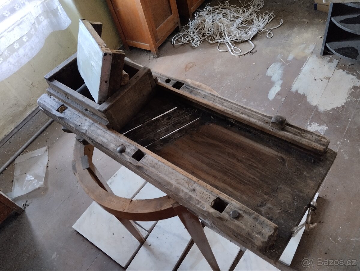 Staré dřevěné krouhadlo na zelí - 5