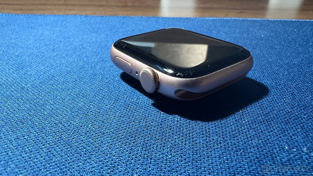 Apple Watch SE 2020 - růžová barva velikost 44mm - 5