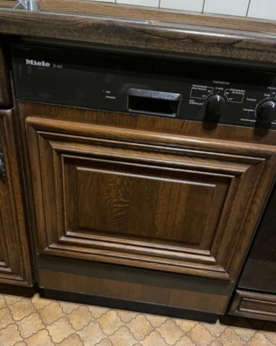 Tmavá rustikální kuchyňská linka se spotřebiči,5690 - 5