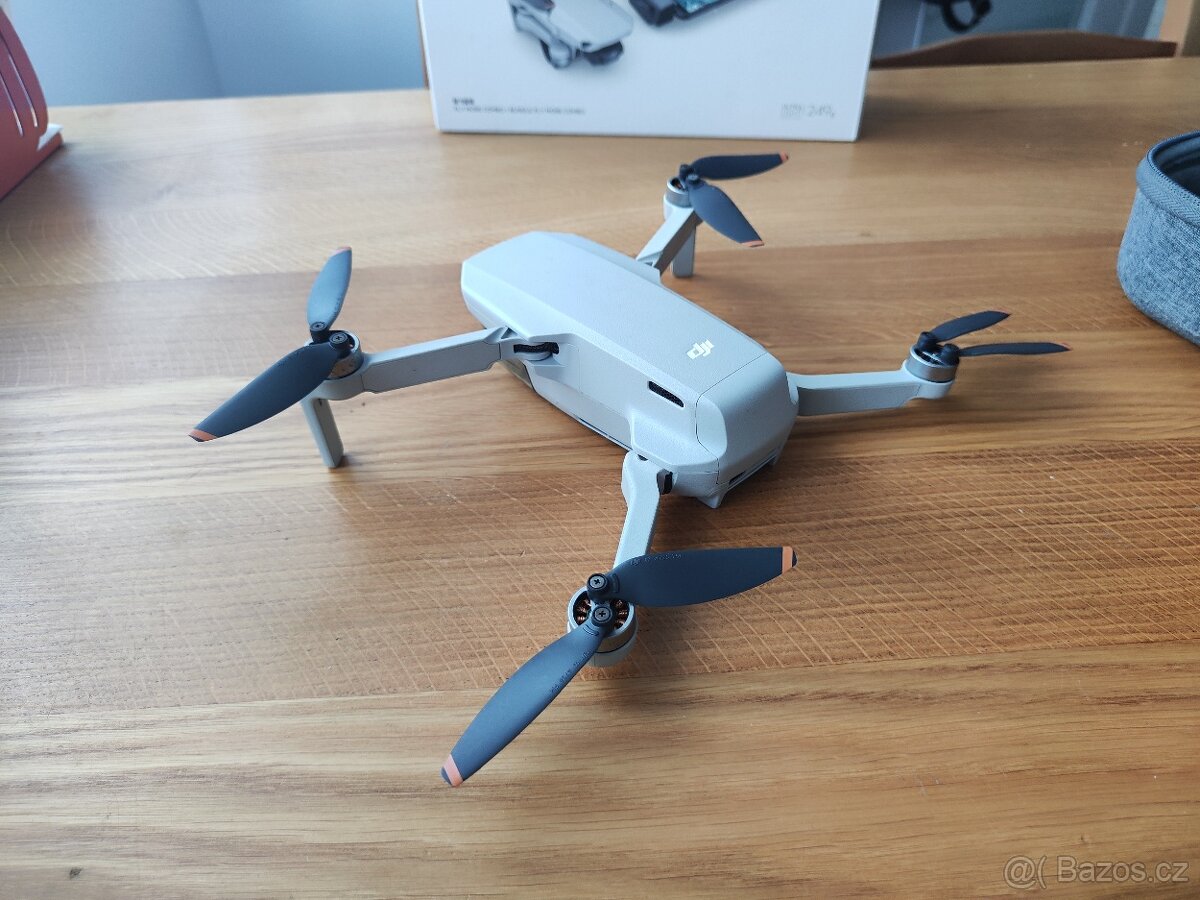 Dron DJI Mini SE Fly More Combo - 5