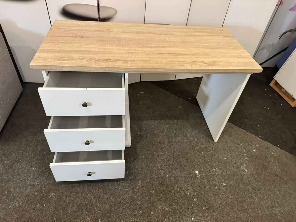 Pěkný velký psací stůl se šuplíky - 5