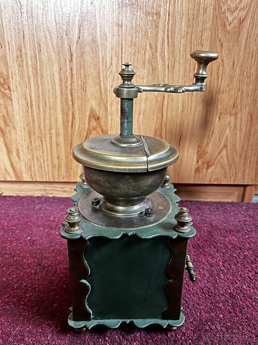 Starožitný mlýnek na kávu – mosaz + zelený smalt - 5