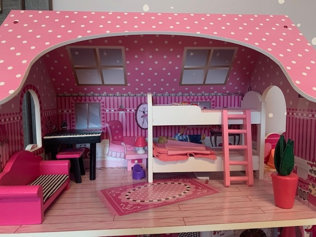 Dřevěný domeček s panenkami, autíčkem a skluzavkou - 5