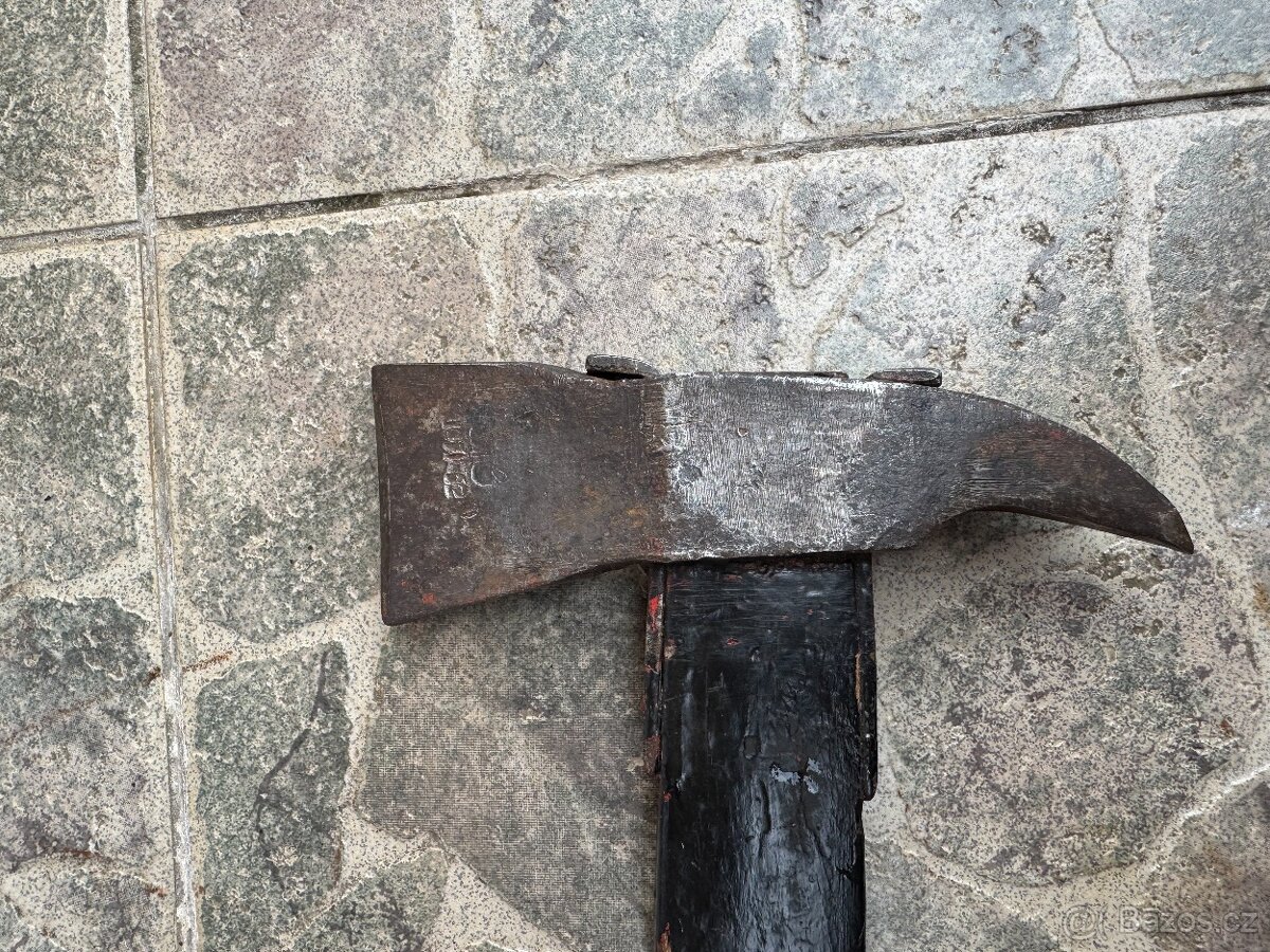 Stará hasičská sekera značená - 5