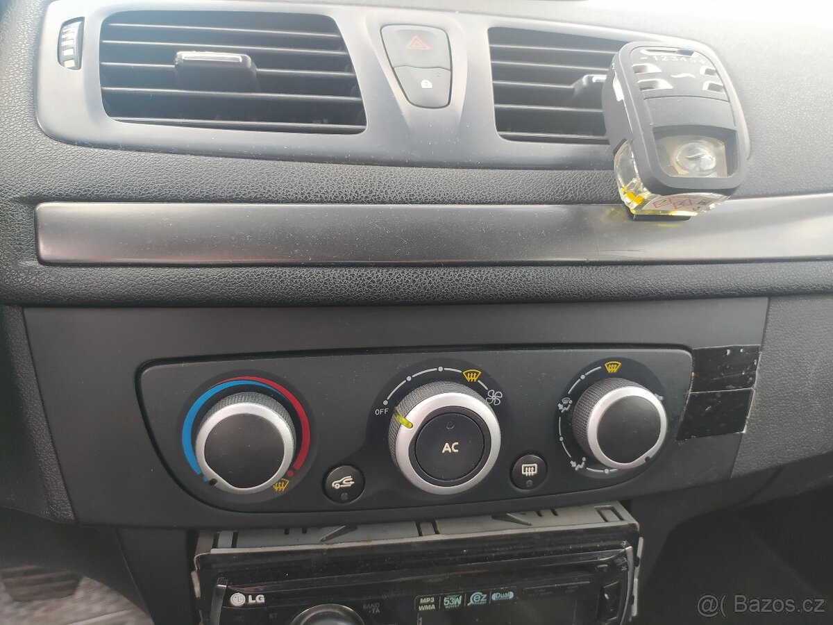 Renault Megane 1.6i LPG kombi benzín plyn 2015 - 5