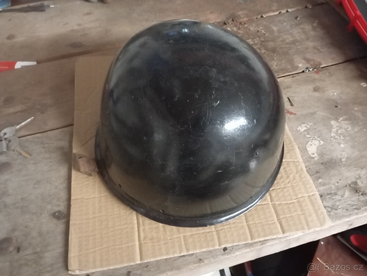 Stará plechová přilba, helma asi vojenská, nebo hasičská - 5