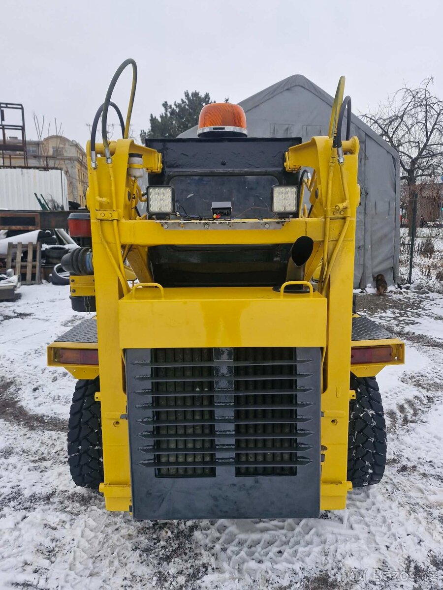 UNC 060 - Smykový nakladač - 5