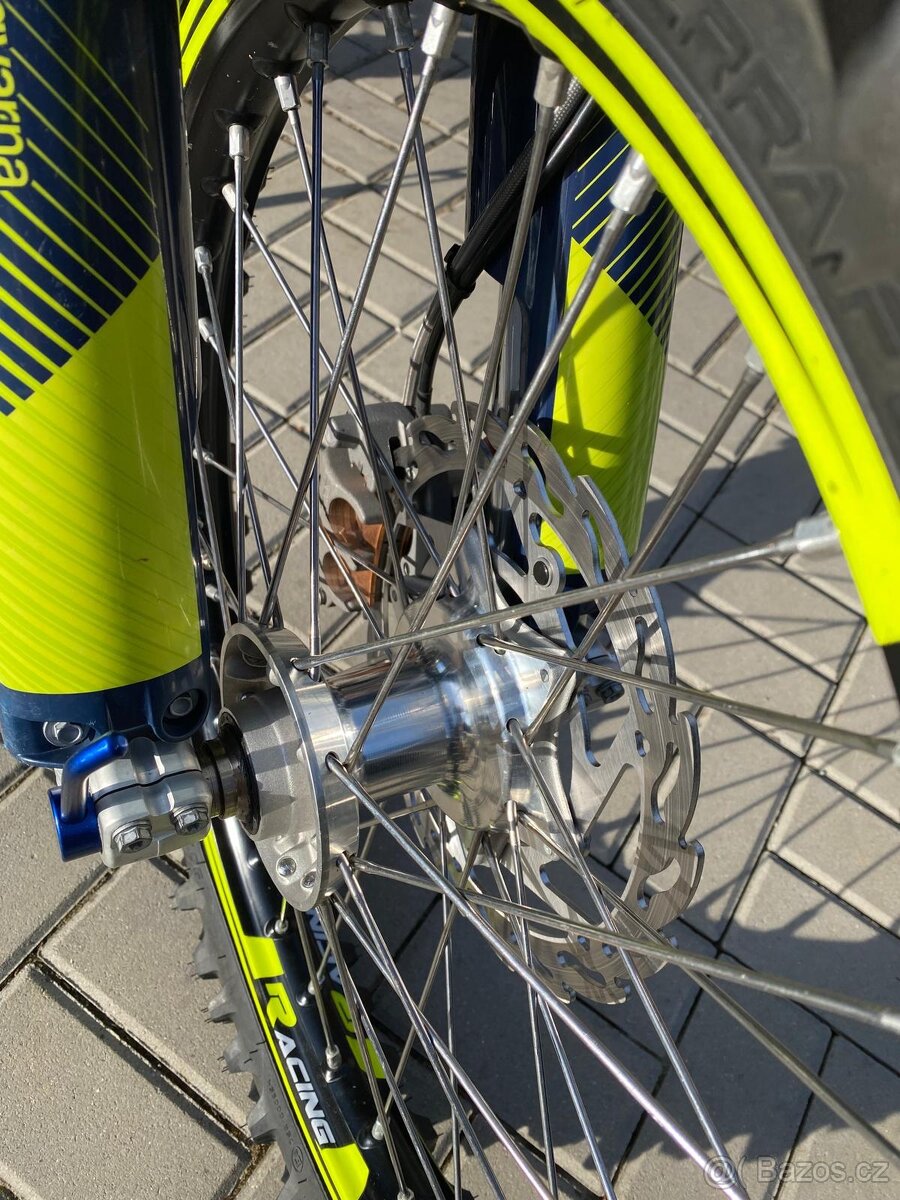 Prodám Husqvarna TE 300 TBI, model 2024, vynikající stav