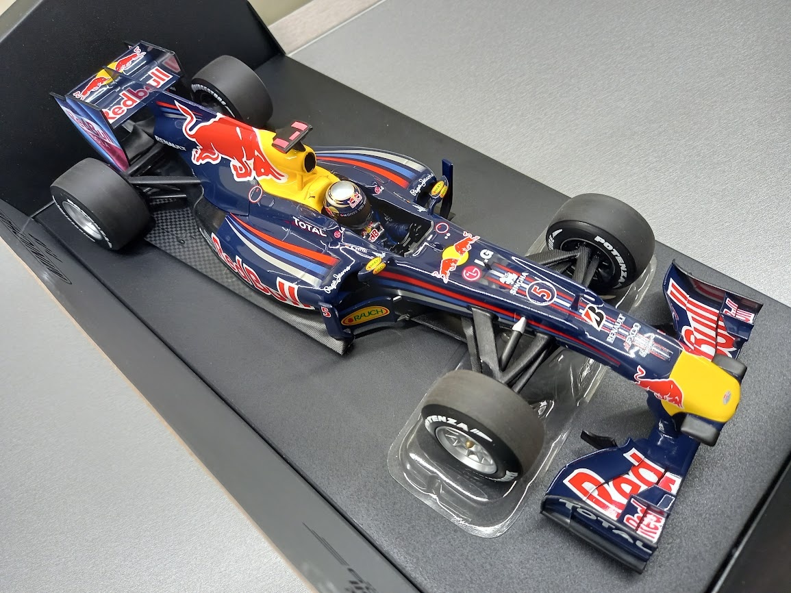 2X F1 RED BULL RB6 2010 a RB7 2011 VETTEL MINICHAMPS 1:18 - 5