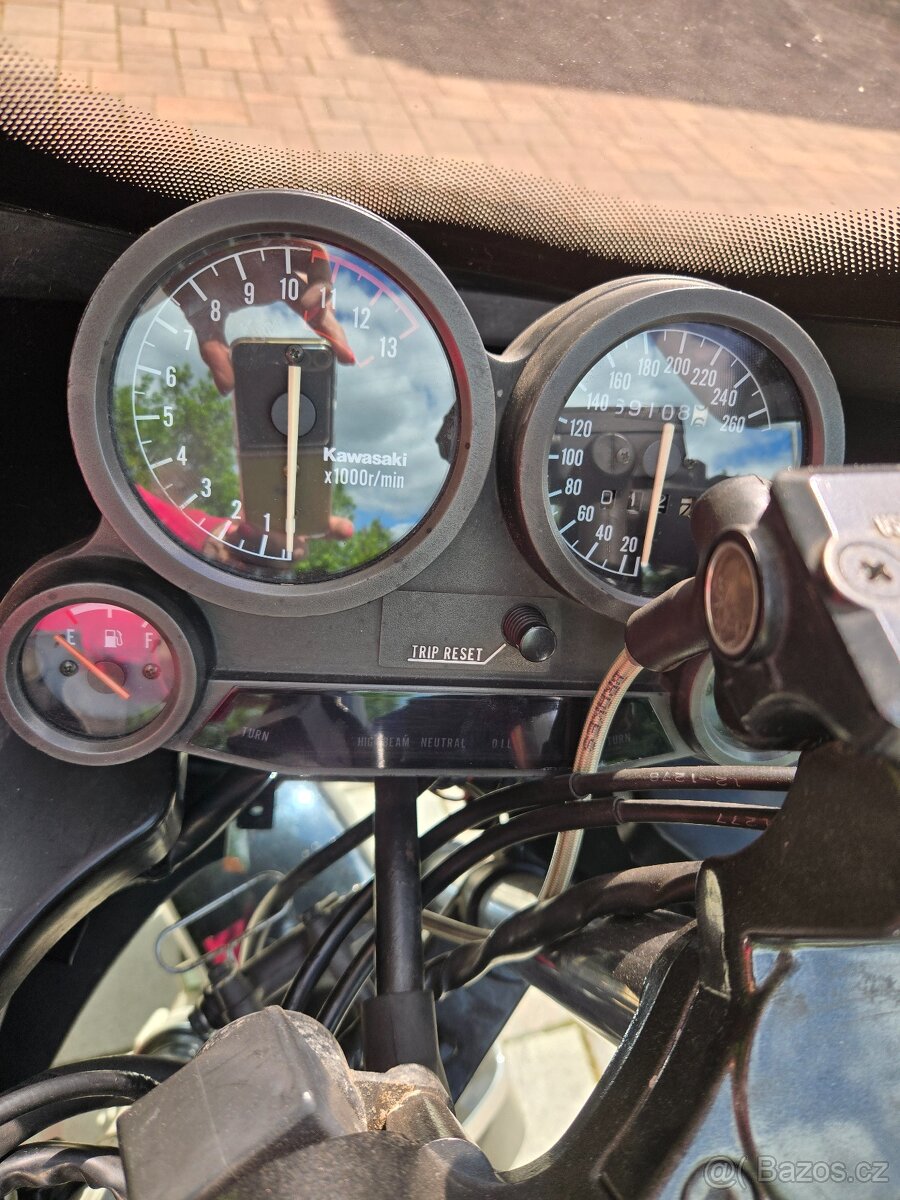 Kawasaki GPZ 900 R - 5