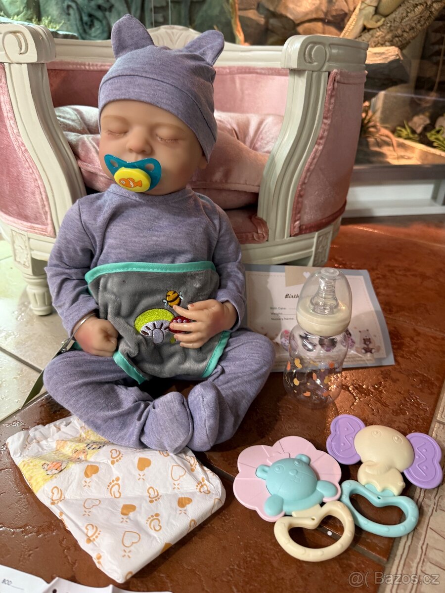 Realistické miminko v šedém overálku N.O.V.É. - 5