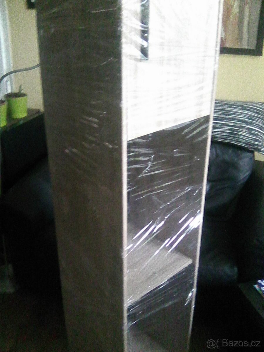 Závěsná obývací stěna s osvětlením jedné závěsné skříňky - 5