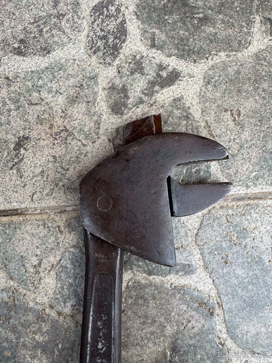 Starý samosvorný klíč - hasák a starou ruční vrtačku - 5