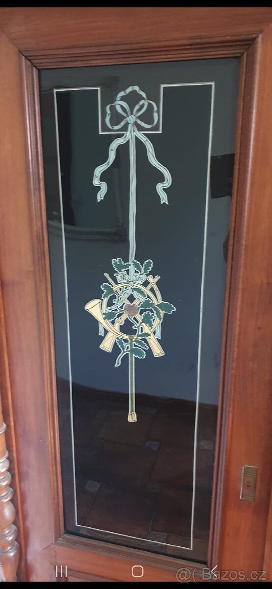 Starožitná skříň – krásná řezba, malovaná skla
- 5