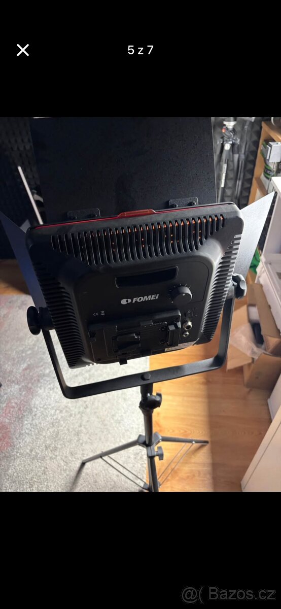Kamera JVC GC-PX100be, osvětlovací stojan - 5
