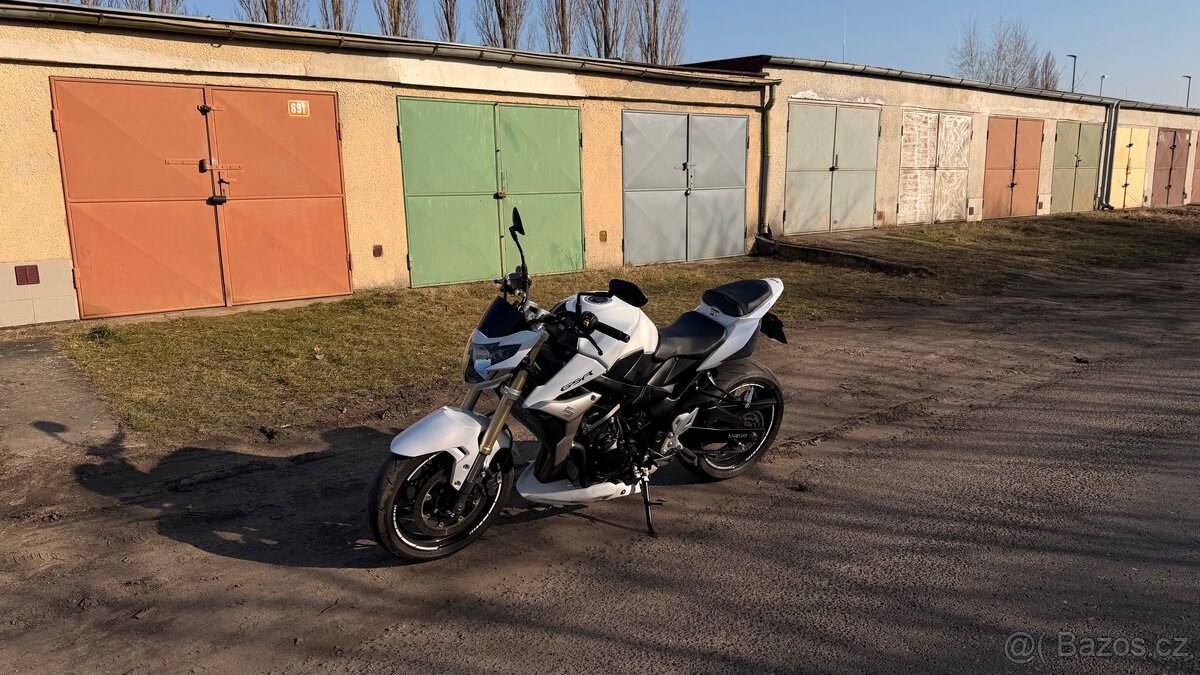 Suzuki gsr 740 - 5
