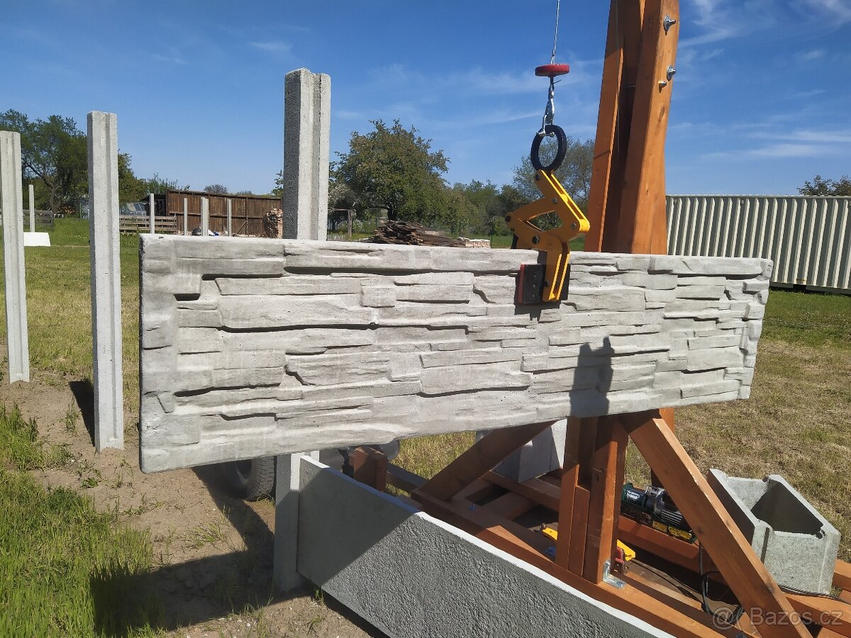 Samosvorné manipulační kleště na stavbu betonového plotu - 5