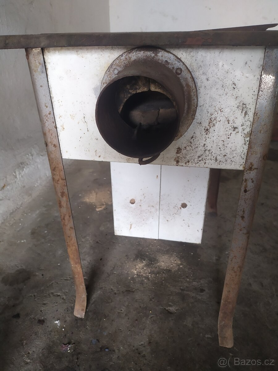 Kamna na dřevo nebo uhlí. - 5