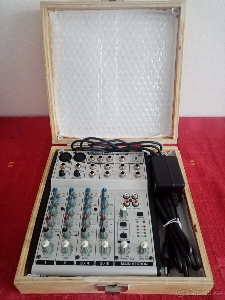 Behringer Eurorack UB802 - mixážní pult - 5
