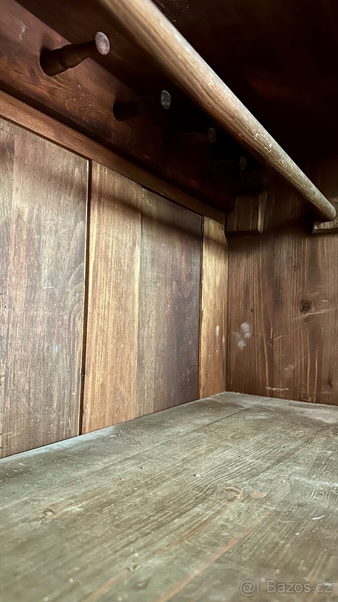 Krásna starožitná skříň - 5